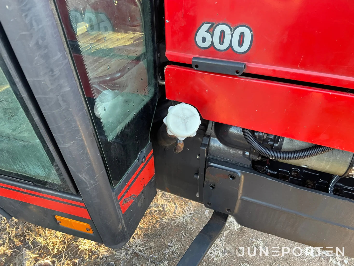 Valtra 600 4WD med skogshytt