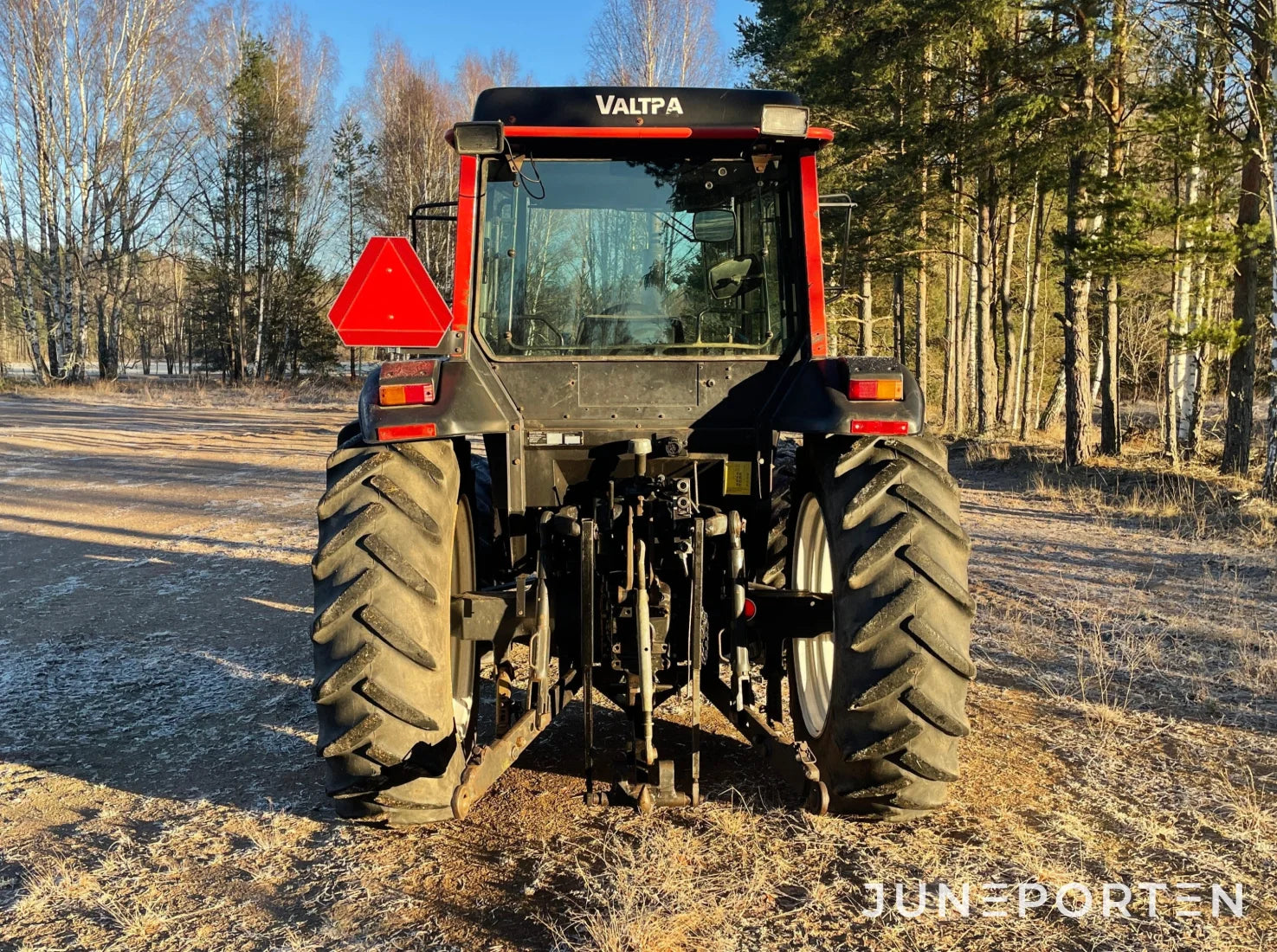 Valtra 600 4WD med skogshytt