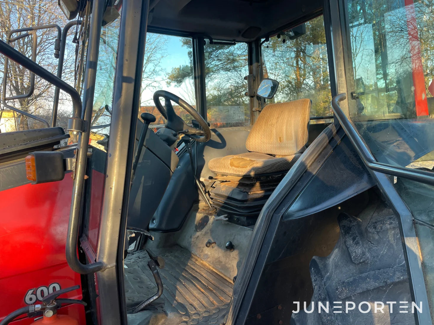 Valtra 600 4WD med skogshytt