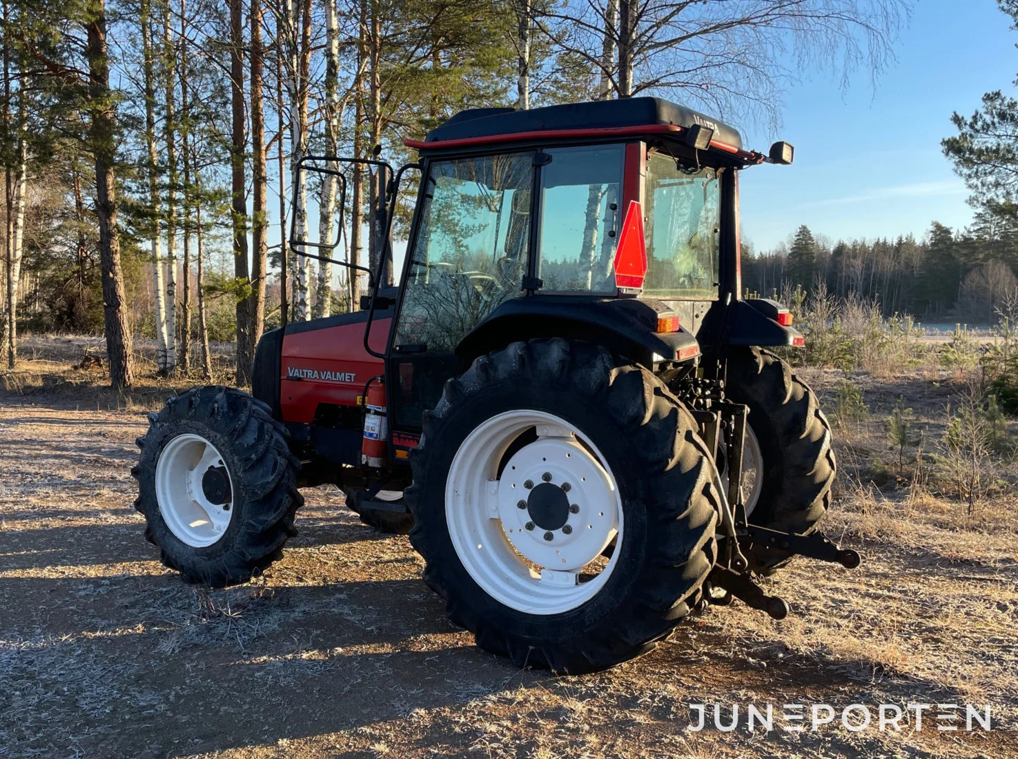 Valtra 600 4WD med skogshytt
