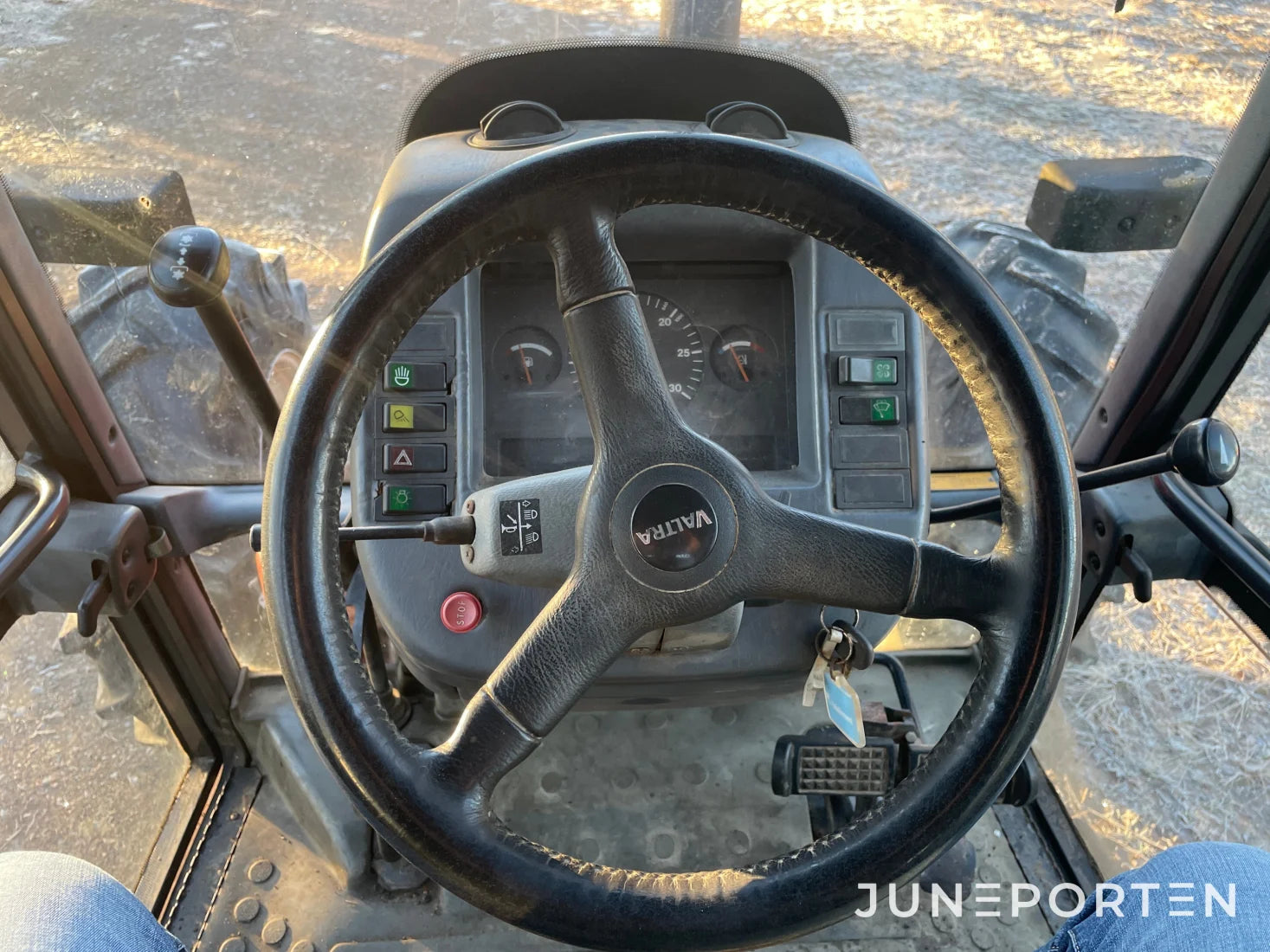 Valtra 600 4WD med skogshytt