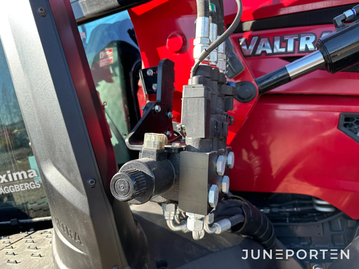 Valtra T214 med lastare & frontlyft PTO